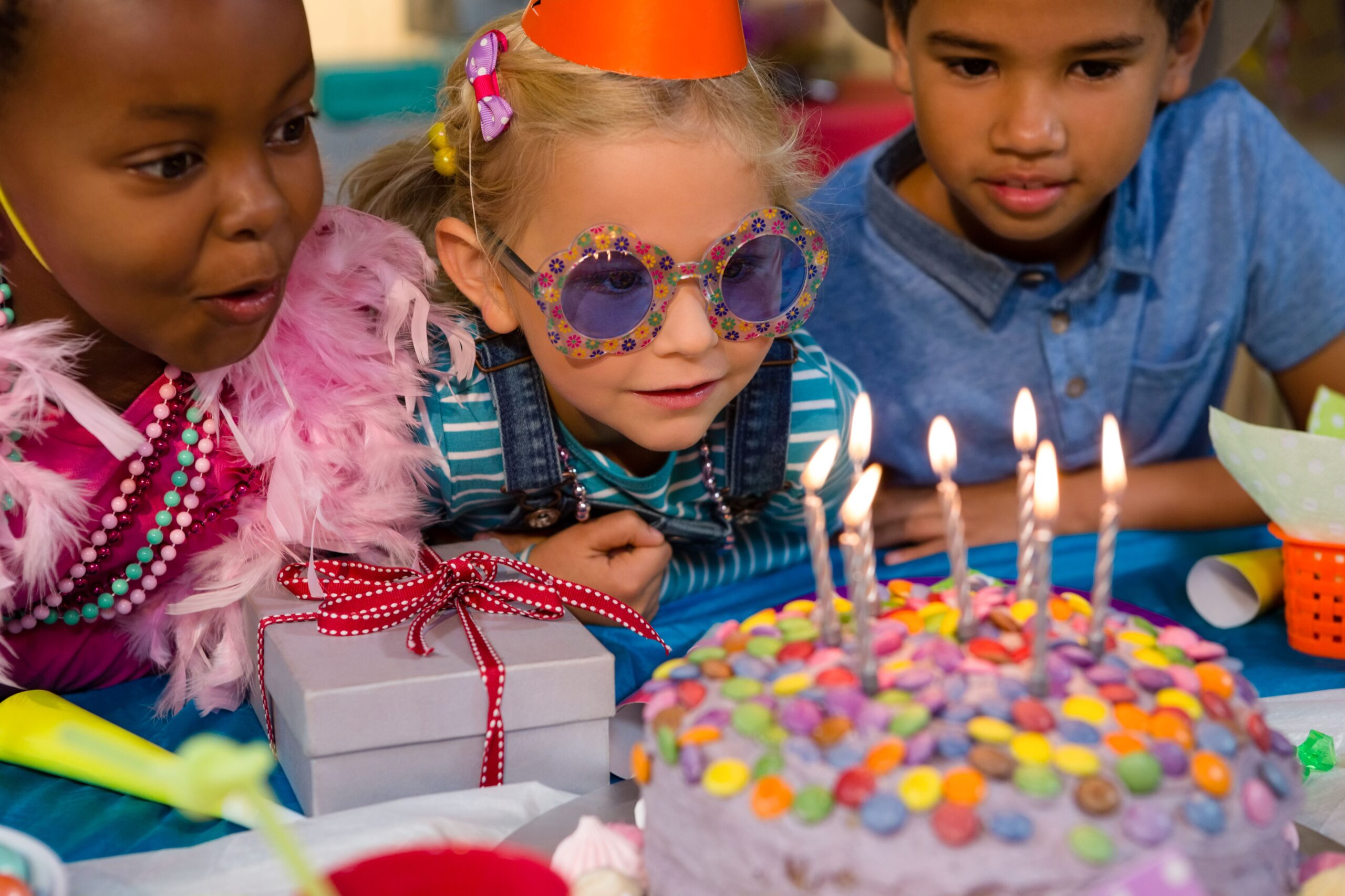 Kids eat Cake at Birthday Party